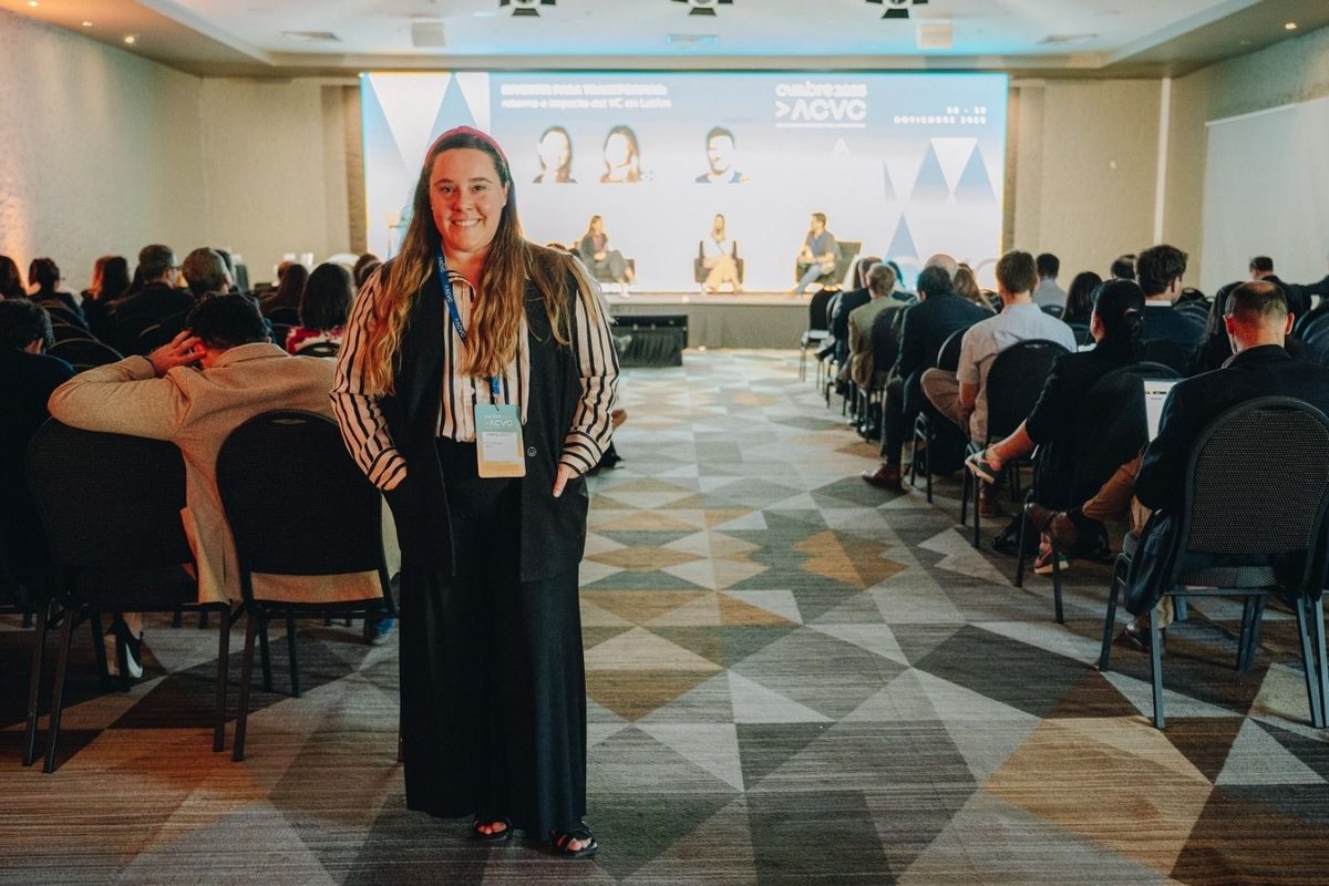 Josefina Movillo liderando un encuentro con empresas