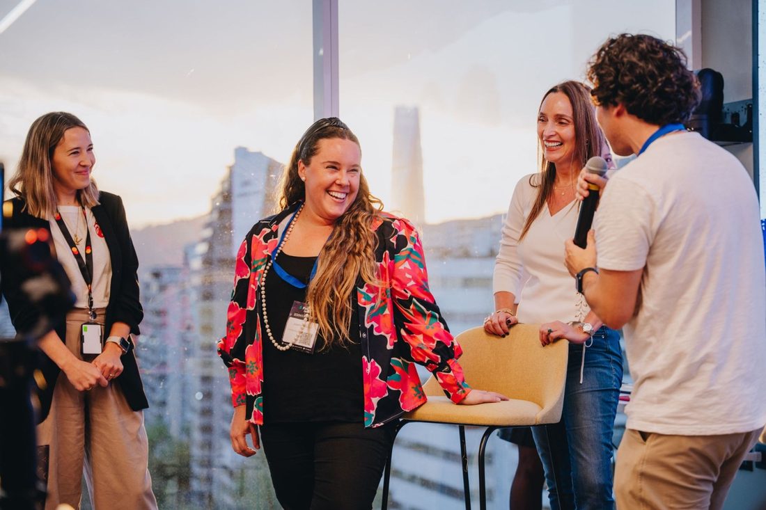 Josefina Movillo con personas en un evento